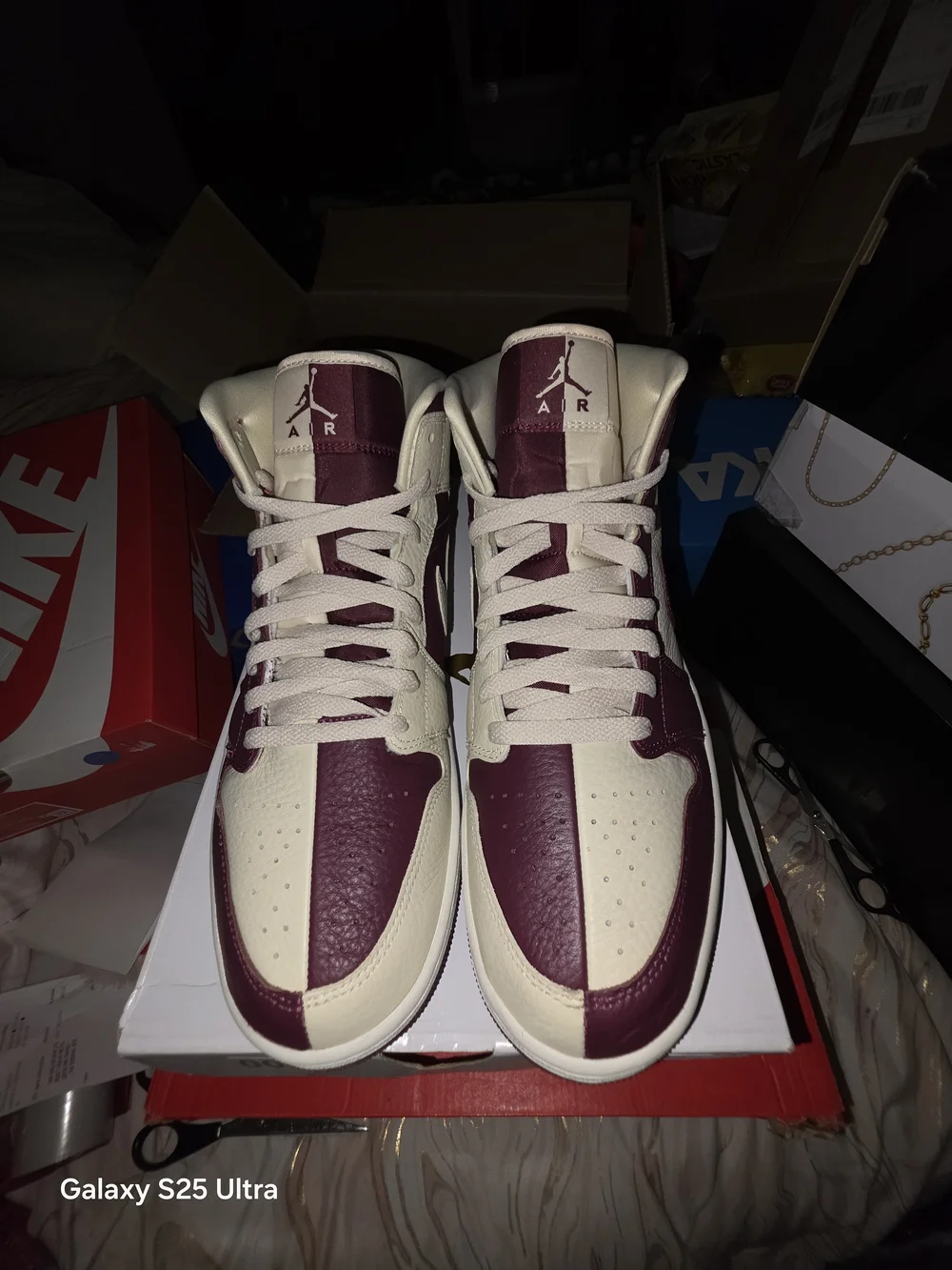 Wmns/Mens Air Jordan 1Mid SE Burgundy & Cream. New In Box 10.5M/12W. MFRP:$225